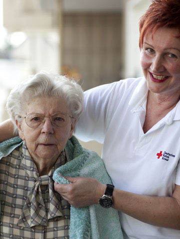Ältere Dame bei der Haarpflege
